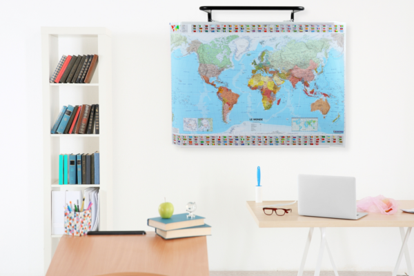 Salle de travail, bureau avec une carte géographique sur le mur