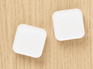 image représentant des aimants de formes carré ou hexagonal blancs, doré, bois ou multi-colores