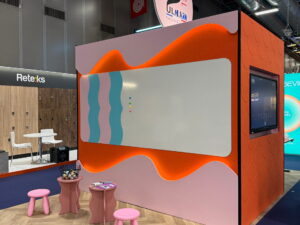 image représentant un tableau de surface blanche en émaillé avec une partie acoustique punaisable