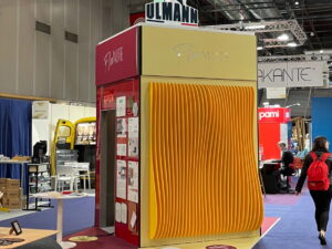 image représentant un mur de lames de couleur jaune