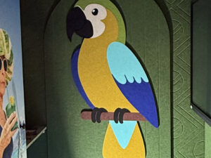 image représentant un panneau mural en forme de perroquet