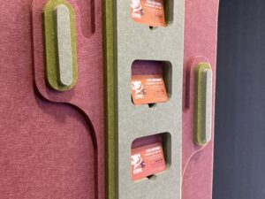 cette image montre un cactus en acoustique PET qui permet de ranger les cartes de visite