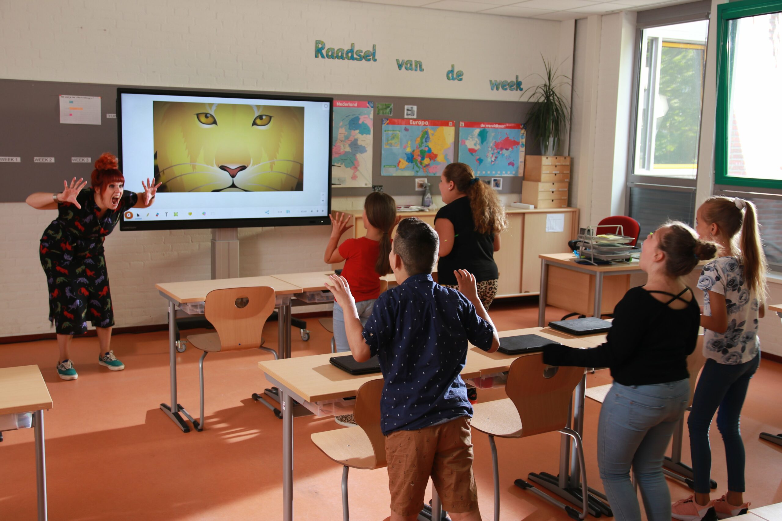 Maitresse d'école qui fait le tigre avecses mains