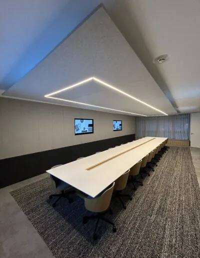 Salle collaborative équipée d’écrans tactiles et de solutions acoustiques Ulmann