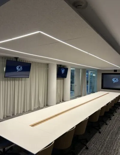 Salle de réunion avec écran tactile et plafond acoustique design Ulmann