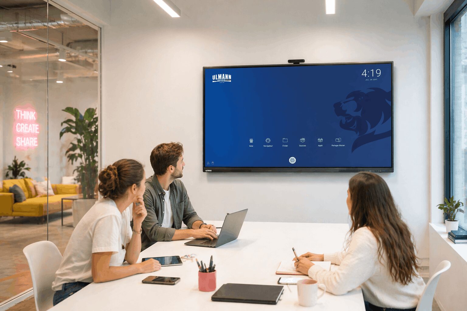 image représentant un écran interactif Ulmann Touch dans une salle de réunion