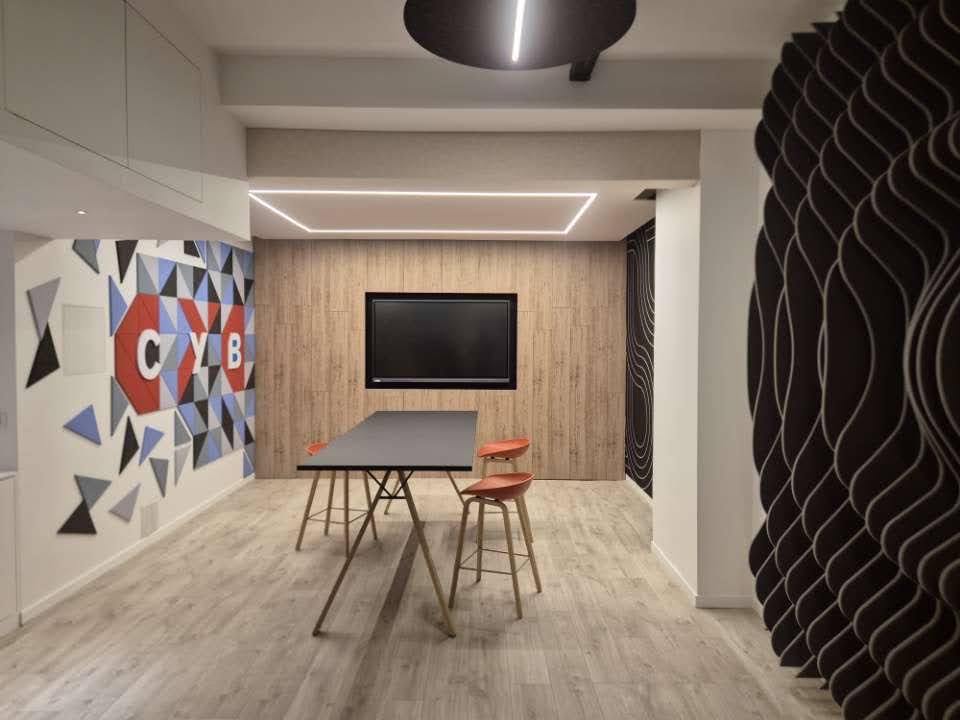 image représentant une mise en situation de lames acoustiques, décor acoustique en impression bois