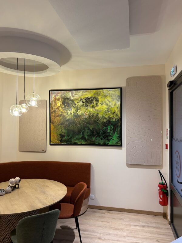 Image représentant une salle de restaurant avec des solutions acoustiques au mur
