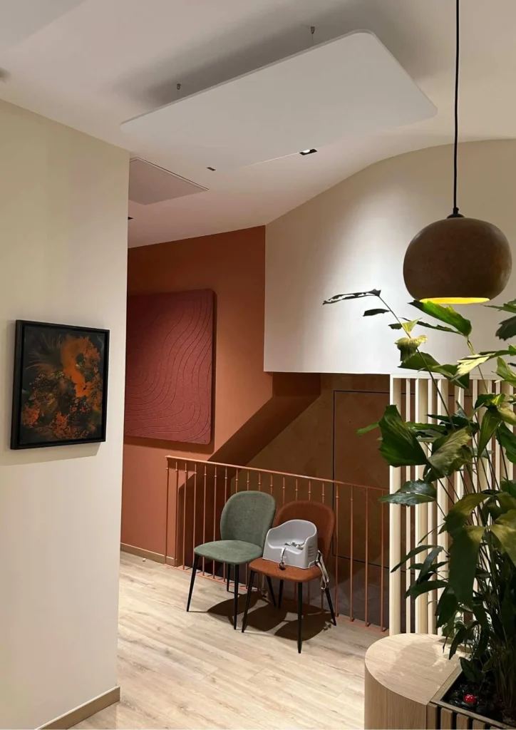 Installation d’un plafond acoustique Ulmann dans un open space