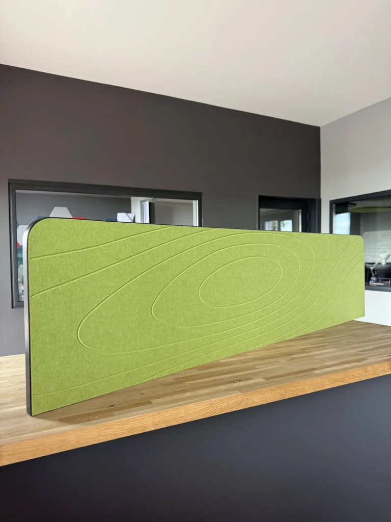 Pièce avec écran tactile et plafond acoustique Ulmann