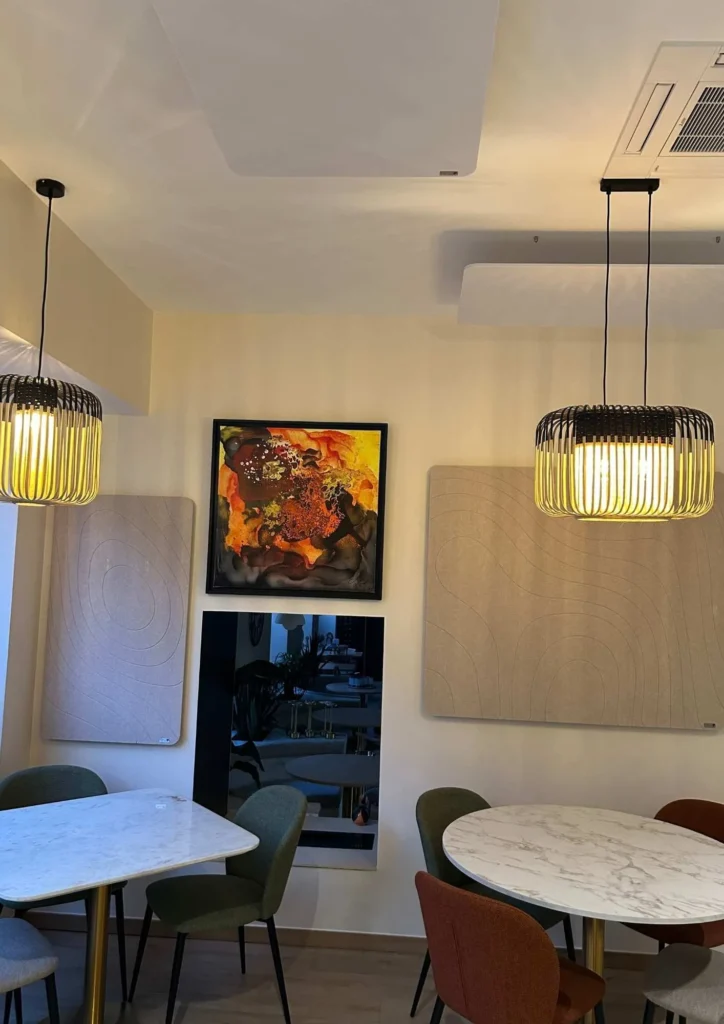Plafond acoustique avec écrans intégrés Ulmann