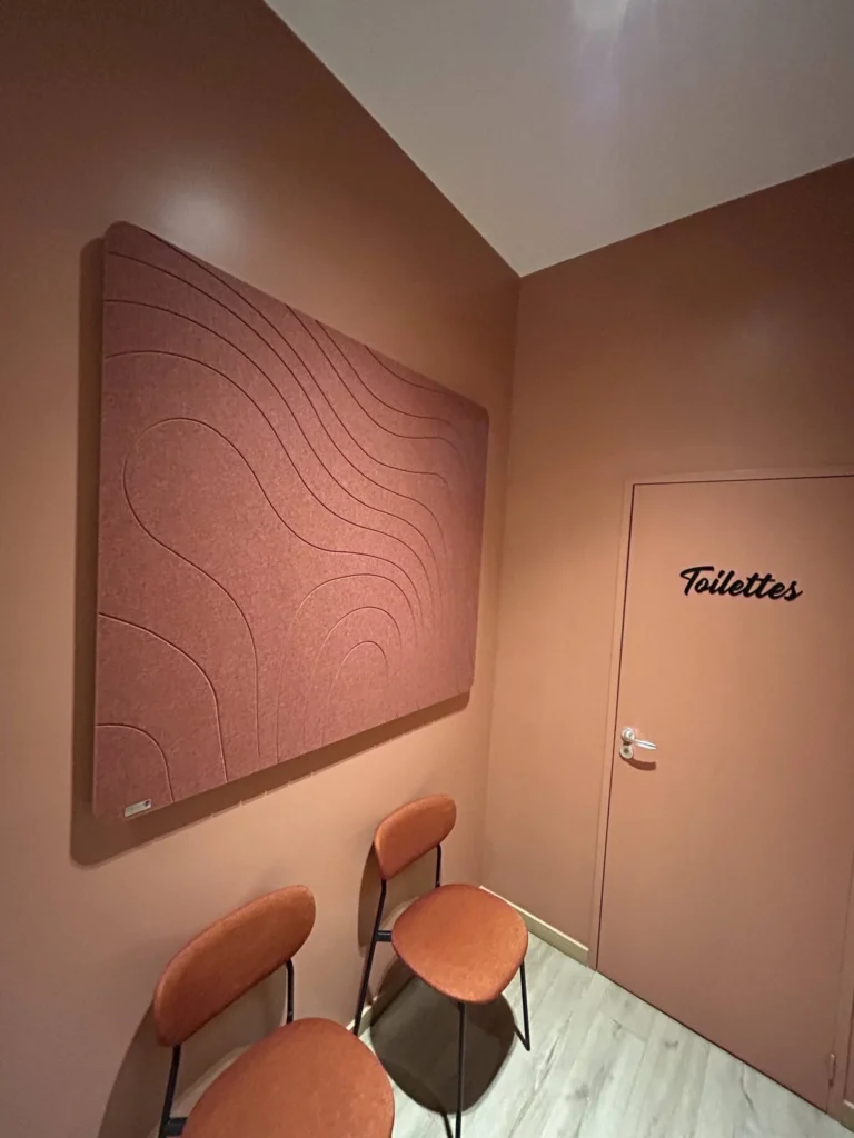 Salle de restaurant avec grand tableau acoustique Ulmann