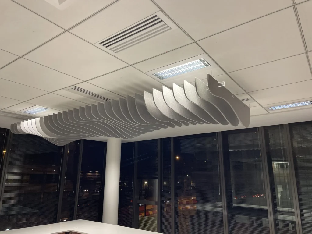 Salle de réunion moderne avec plafond acoustique Ulmann