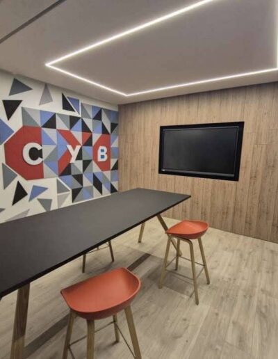 Photo représentant un espace de bureau avec des panneaux acoustiques ainsi qu'un écran interactif intégré