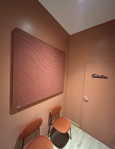 Photo représentant un espace de restaurant avec un panneau acoustique posé sur le mur