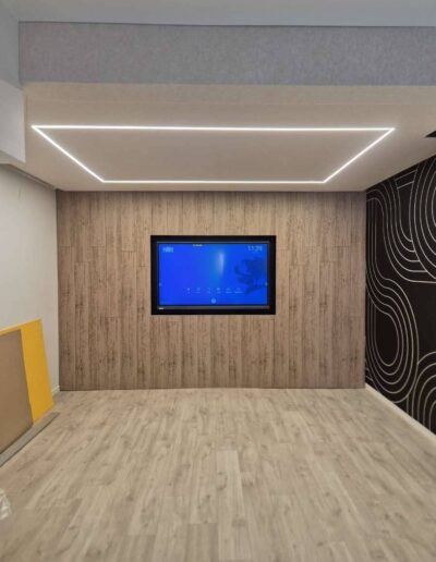 Photo représentant un espace de bureau avec des panneaux acoustiques ainsi qu'un écran interactif intégré