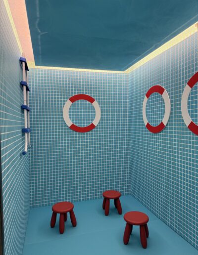 Photo représentant une pièce entièrement conçu avec des solutions acoustiques esthétiques optimales lors d'un salon