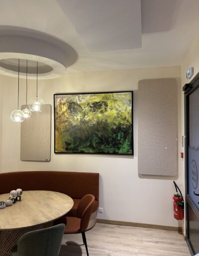 Photo représentant un espace de restaurant dans lequel est intégré des panneaux acoustiques