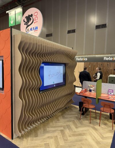 Photo représentant un panneau acoustique avec écran interactif intégré présenté lors d'un salon