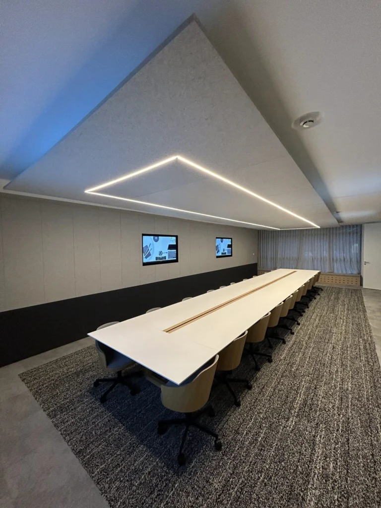 Salle de réunion Ulmann avec plafond acoustique et écran tactile