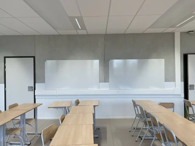 Tableau blanc Ulmann dans une salle de classe lumineuse